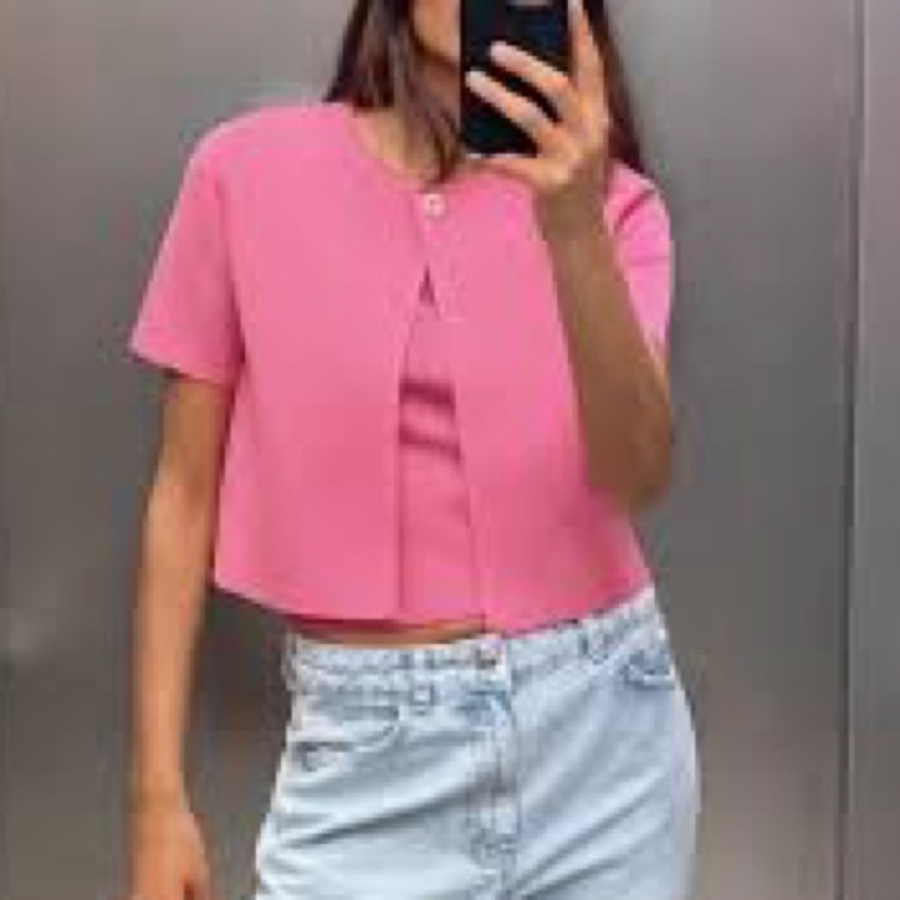 ZARA Vibrant Pink Short Sleeve Cardigan with Gold Turnlock Clasp – Size S